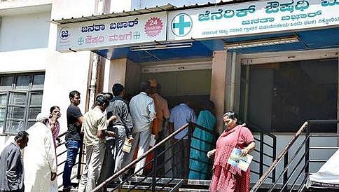 ಬೆಂಗಳೂರು: ಖಾಸಗಿ ಔಷಧ ಮಳಿಗೆಗಳಲ್ಲಿ ಔಷಧಗಳನ್ನು ನಗರದ ಸರ್ಕಾರಿ ವೈದ್ಯರು ಸೂಚಿಸುವಂತಿಲ್ಲ