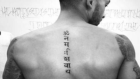ಬೆನ್ನಿನ ಮೇಲೆ ಓಂ ನಮಃ ಶಿವಾಯ ಮಂತ್ರದ ಟ್ಯಾಟೊ ಹಾಕಿಸಿಕೊಂಡಿದ್ದಾರೆ ವಿದೇಶಿ ಆಟಗಾರ!