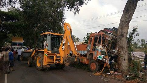 ಕೋಲಾರ: ಮರಕ್ಕೆ ಲಾರಿ ಡಿಕ್ಕಿ, 2 ಸಾವು, 5 ಜನರಿಗೆ ಗಾಯ