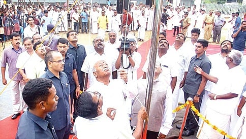 ಕೇರಳ: ಮೋಹನ್ ಭಾಗ್ವತ್ ಗೆ ಧ್ವಜಾರೋಹಣ ಮಾಡಲು ನಿರ್ಬಂಧ ವಿಧಿಸಿದ್ದ ಅಧಿಕಾರಿ ವರ್ಗಾವಣೆ