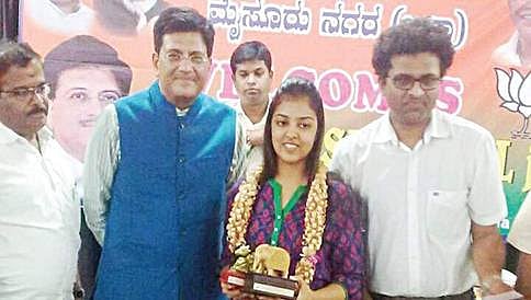 ಮೈಸೂರು: ಮೊದಲ ಸಂಬಳದಲ್ಲಿ ಶಾಲೆಯಲ್ಲಿ ಶೌಚಾಲಯ ಕಟ್ಟಿಸಿದ ಯುವತಿಗೆ ಕೇಂದ್ರ ಸಚಿವರಿಂದ ಸನ್ಮಾನ