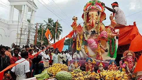ಗಣೇಶ ವಿಸರ್ಜನೆ ವೇಳೆ ಅವಘಡ: ನಿಯಂತ್ರಣ ತಪ್ಪಿದ ವಾಹನ, ಬಾಲಕ ಸಾವು, 4 ಜನರಿಗೆ ಗಾಯ