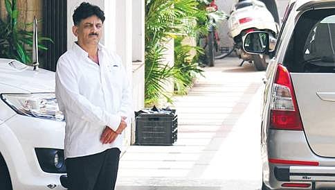 ಮುಂದುವರಿದ ಐಟಿ ದಾಳಿ: ಡಿಕೆ ಶಿವಕುಮಾರ್ ಮಾವನ ಮನೆಯಲ್ಲಿ ಪರಿಶೀಲನೆ