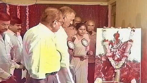 ಚಿತ್ರದುರ್ಗ: ಕೆಂಪೇಗೌಡ ಜನ್ಮದಿನಾಚರಣೆಯಲ್ಲಿ ಮದಕರಿ ನಾಯಕನ ಫೋಟೋ!