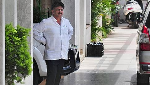 ಐಟಿ ಶಾಕ್: ಸಚಿವ ಡಿಕೆ ಶಿವಕುಮಾರ್ ಆರೋಗ್ಯದಲ್ಲಿ ಏರುಪೇರು, ವೈದರ ತಂಡ ಭೇಟಿ