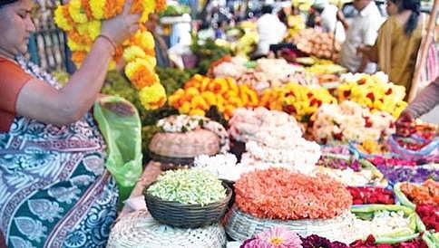 ವರಮಹಾಲಕ್ಷ್ಮಿ ಹಬ್ಬದ ಎಫೆಕ್ಟ್: ಬೆಂಗಳೂರಿನಲ್ಲಿ ಗಗನಕ್ಕೇರಿದ ಹಣ್ಣು, ಹೂವಿನ ಬೆಲೆ!