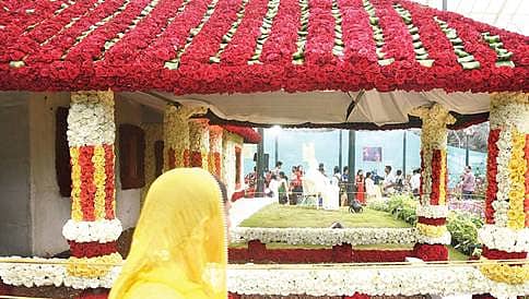 ಲಾಲ್ ಬಾಗ್ ನಲ್ಲಿ ರಸಋಷಿ ಕುವೆಂಪು ನೆನಪು: ಬಣ್ಣ ಬಣ್ಣದ ಹೂಗಳಿಂದ ಕಂಗೊಳಿಸುತ್ತಿದೆ 'ಕವಿಮನೆ'