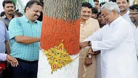 ಮರಗಳಿಗೆ ರಾಕಿ ಕಟ್ಟಿದ ಬಿಹಾರ ಸಿಎಂ, ಡಿಸಿಎಂ