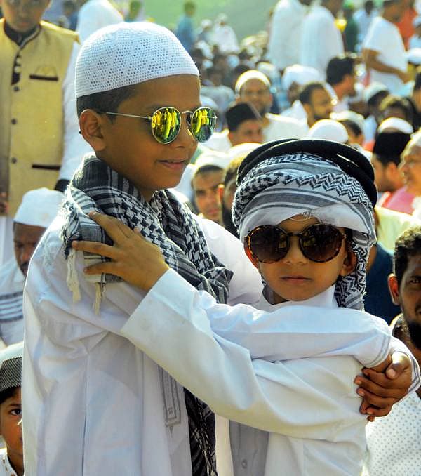 ಮಂಗಳೂರಿನಲ್ಲಿ ಶುಕ್ರವಾರ ಮುಸ್ಲಿಂ ಬಾಲಕರಿಬ್ಬರು ಬಕ್ರೀದ್ ಪ್ರಯುಕ್ತ ಪರಸ್ಪರ ಶುಭಾಶಯ ವಿನಿಮಯ ಮಾಡಿಕೊಂಡಿದ್ದು ಹೀಗೆ.
