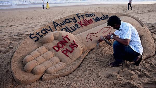 <b>ಸಾವಿನ ಆಟದಿಂದ ದೂರವಿರಿ....</b> ಖ್ಯಾತ ಮರಳು ಕಲಾವಿದ ಸುದರ್ಶನ್ ಪಟ್ನಾಯಕ್ ಅವರು ಒಡಿಶಾದ ಪುರಿ ಬೀಜ್ ನಲ್ಲಿ ತಮ್ಮ ಕಲಾಕೃತಿ ಮೂಲಕ ಸಾವಿನ ಆಟ ಬ್ಲೂವೇಲ್ ಗೇಮ್ ನಿಂದ ದೂರುವಿರಿ ಎಂಬ ಸಂದೇಶ ನೀಡಿದ್ದಾರೆ.