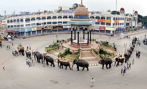 <b>ದಸರಾ ಆನೆಗಳು... </b>ತರಬೇತಿ ನಿರತ ದಸರಾ ಆನೆಗಳು ಶುಕ್ರವಾರ ಮೈಸೂರಿನ ಕೆಆರ್ ಸರ್ಕಲ್ ನಿಂದ ಸಾಗುತ್ತಿರುವ ದೃಶ್ಯ ಕ್ಯಾಮೆರಾಗೆ ಕಾಣಿಸಿದ್ದು ಹೀಗೆ.