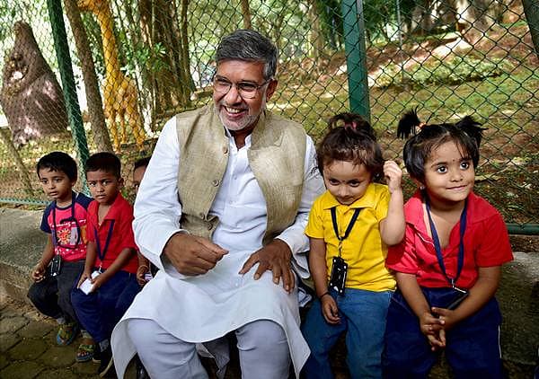 <b>ಬಾಲ ಭವನದಲ್ಲಿ ಕೈಲಾಶ್ ಸತ್ಯಾರ್ಥಿ...</b> ಬೆಂಗಳೂರಿನ ಬಾಲ ಭವನದಲ್ಲಿ ಶನಿವಾರ ನಡೆದ ಕಾರ್ಯಕ್ರಮವೊಂದರಲ್ಲಿ ನೊಬೆಲ್ ಪುರಸ್ಕೃತ ಕೈಲಾಶ್ ಸತ್ಯಾರ್ಥಿ ಅವರು ಮಕ್ಕಳೊಂದಿಗೆ ಕಾಣಿಸಿಕೊಂಡಿದ್ದು ಹೀಗೆ.