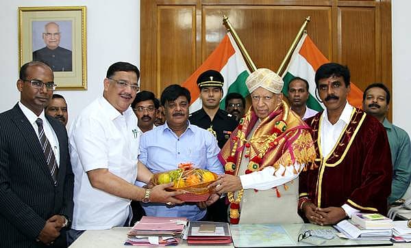 <b>ಮೈಸೂರು ದಸರಾಗೆ ಸ್ವಾಗತ...</b> ರಾಜ್ಯಪಾಲ ವಜುಭಾಯಿ ವಾಲಾ ಅವರಿಗೆ ವಿಶ್ವವಿಖ್ಯಾತ ಮೈಸೂರು ದಸರಾಗೆ ಬನ್ನಿ ಎಂದು ಸಚಿವರಾದ ಎಚ್.ಸಿ.ಮಹದೇವಪ್ಪ, ತನ್ವೀರ್ ಸೇಠ್ ಹಾಗೂ ಮೈಸೂರು ಮೇಯರ್ ಎಂಜೆ ರವಿಕುಮಾರ್ ಅವರು ಗುರುವಾರ ಆಹ್ವಾನ ನೀಡಿದರು.