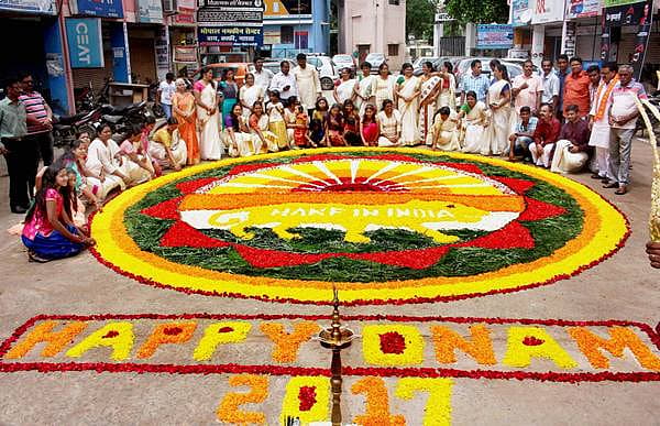 <b>ಹ್ಯಾಪಿ ಓಣಂ...</b> ಭೋಪಾಲ್ ನಲ್ಲಿ ಕೇರಳ ಜನತೆ ಓಣಂ ಹಬ್ಬದ ಪ್ರಯುಕ್ತ ಭಾನುವಾರ ಮೇಕ್ ಇನ್ ಇಂಡಿಯಾ ಥೀಮ್ ಒಳಗೊಂಡ ಹೂವಿನ ರಂಗೋಲಿ ಬಿಡಿಸುವ ಮೂಲಕ ಓಣಂ ಶುಭಾಶಯ ಕೋರಿದ್ದಾರೆ.