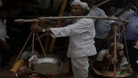 ಒಡಿಶಾದಲ್ಲೊಬ್ಬ ಕಲಿಯುಗದ ಶ್ರವಣಕುಮಾರ: ನ್ಯಾಯಕ್ಕಾಗಿ ಪೋಷಕರನ್ನು ಹೆಗಲ ಮೇಲೆ ಹೊತ್ತು ಹೊರಟ ಕುವರ