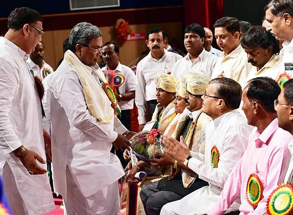 <b>ಉತ್ತಮ ಶಿಕ್ಷಕರಿಗೆ ಸನ್ಮಾನ...</b> ಬೆಂಗಳೂರಿನ ಅಂಬೇಡ್ಕರ್ ಭವನದಲ್ಲಿ ನಡೆದ ಶಿಕ್ಷಕರ ದಿನಾಚರಣೆ ಕಾರ್ಯಕ್ರಮದಲ್ಲಿ ಮುಖ್ಯಮಂತ್ರಿ ಸಿದ್ದರಾಮಯ್ಯ ಅವರು ಶಿಕ್ಷಕರಿಗೆ ಉತ್ತಮ ಶಿಕ್ಷಕ ಪ್ರಶಸ್ತಿ ನೀಡಿ ಗೌರವಿಸಿದರು.