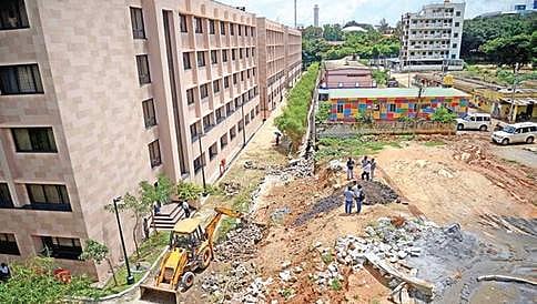 ಬೆಂಗಳೂರಿನಲ್ಲಿ ಸತತ ಮಳೆಯಿಂದ ಪ್ರವಾಹ; ಇನ್ಫೋಸಿಸ್ ಕಾಂಪೌಂಡ್ ಗೋಡೆ ಕುಸಿತ