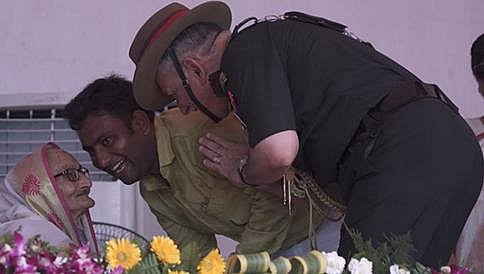 ಹುತಾತ್ಮ ಯೋಧನ ಪತ್ನಿಯ ಕಾಲು ಮುಟ್ಟಿ ನಮಸ್ಕರಿಸಿದ ಸೇನಾ ಮುಖ್ಯಸ್ಥ ಬಿಪಿನ್ ರಾವತ್
