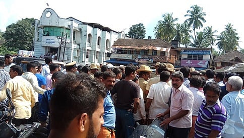 ಭಟ್ಕಳ: ಅಂಗಡಿ ತೆರವಿಗೆ ಮುಂದಾದ ತಾಲೂಕು ಆಡಳಿತ, ಸಾರ್ವಜನಿಕರಿಂದ ತೀವ್ರ ವಿರೋಧ