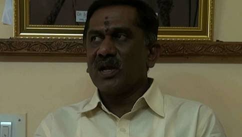 ಮಂಡ್ಯ: ಹಳ್ಳಿಗೆ ಭೇಟಿ ನೀಡದ ಶಾಸಕನನ್ನು ಕಾರಿನಿಂದ ಇಳಿಸಿ ತರಾಟೆ ತೆಗೆದುಕೊಂಡ ಗ್ರಾಮಸ್ಥರು