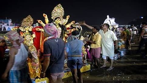 ದುರ್ಗಾ ವಿಗ್ರಹದ ಮೆರವಣಿಗೆ ಮೇಲೆ ಮಮತಾ ಸರಕಾರದ ನಿರ್ಬಂಧಕ್ಕೆ ಕೋಲ್ಕತ್ತಾ ಹೈ ಕೋರ್ಟ್ ತಡೆ