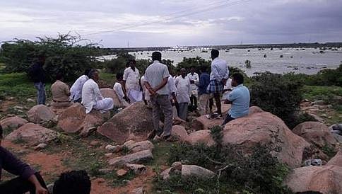 ಕೃಷ್ಣಾನದಿ ದ್ವೀಪದಲ್ಲಿ ಸಿಲುಕಿದ ಮೂವರು ಕುರಿಗಾಹಿಗಳು: ರಕ್ಷಣೆಗಾಗಿ ಎನ್ ಡಿ ಆರ್ ಎಫ್ ಮೊರೆ