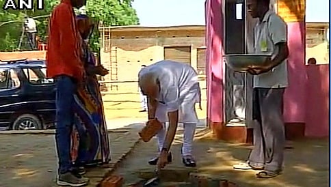 ಸ್ವಚ್ಚ ಭಾರತ ಅಭಿಯಾನದಡಿ ಮೋದಿಯಿಂದ ವಾರಣಾಸಿಯ ಷಹನ್ ಷಹಾಪುರ್ ನಲ್ಲಿ ಶೌಚಾಲಯಕ್ಕೆ ಶಂಕುಸ್ಥಾಪನೆ