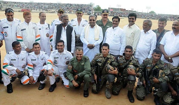ವಿಮಾನದ ಪೈಲಟ್ ಗಳೊಂದಿಗೆ ಮುಖ್ಯಮಂತ್ರಿ ಸಿದ್ದರಾಮಯ್ಯ, ಸಚಿವರಾದ ಎಚ್.ಆಂಜನೇಯ, ಎಚ್.ಸಿ.ಮಹದೇವಪ್ಪ ಹಾಗೂ ಇತರರು  