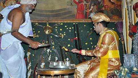 ದೇಶಾದ್ಯಂತ ಆಯುಧ ಪೂಜೆ ಸಂಭ್ರಮ: ಮೈಸೂರು ಅರಮನೆಯಲ್ಲಿ ಆಯುಧ ಪೂಜೆ, ವಿಜಯದಶಮಿ ಸಿದ್ಧತೆ