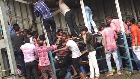 ಮುಂಬೈ ದುರಂತ: ರೈಲ್ವೇ ಅಧಿಕಾರಿಗಳ ವಿರುದ್ದ ಕ್ರಮ ಕೈಗೊಳ್ಳುವಂತೆ ಪಿಐಎಲ್ ಸಲ್ಲಿಕೆ