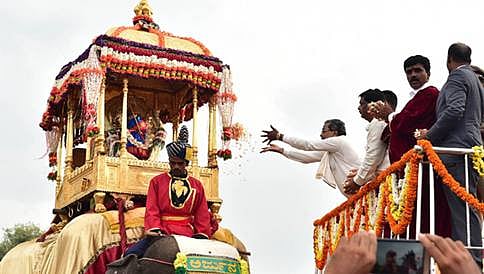 ವಿಶ್ವವಿಖ್ಯಾತ ಮೈಸೂರು ದಸರಾ ಜಂಬೂ ಸವಾರಿ ಮೆರವಣಿಗೆ ಆರಂಭ