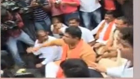 ಮಂಗಳೂರು ಚಲೋ: ಫ್ರೀಡಂ ಪಾರ್ಕ್ ನಲ್ಲಿ  ಬಿಜೆಪಿ ಕಾರ್ಯಕರ್ತರು ಪೊಲೀಸ್ ವಶಕ್ಕೆ; ತೀವ್ರಗೊಂಡ ಬಿಜೆಪಿ ಪ್ರತಿಭಟನೆ