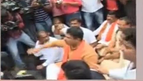 ಮಂಗಳೂರು ಚಲೋ: ಫ್ರೀಡಂ ಪಾರ್ಕ್ ನಲ್ಲಿ ಬಿಜೆಪಿ ಕಾರ್ಯಕರ್ತರು ಪೊಲೀಸ್ ವಶಕ್ಕೆ; ತೀವ್ರಗೊಂಡ ಬಿಜೆಪಿ ಪ್ರತಿಭಟನೆ