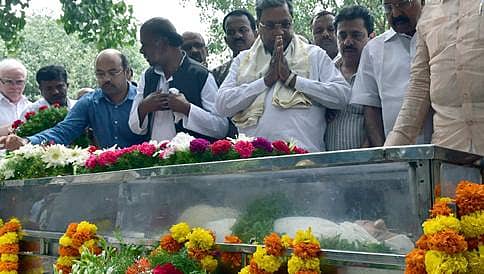 ಲಿಂಗಾಯತ ರುದ್ರಭೂಮಿಯ ಮಣ್ಣಲ್ಲಿ ಮಣ್ಣಾದ ಪತ್ರಕರ್ತೆ ಗೌರಿ ಲಂಕೇಶ್