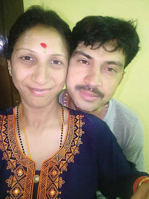 ಡಿಸ್ಪೆನ್ಸರಿ ರಸ್ತೆಯಲ್ಲಿ ಕಾರಿನ ಮೇಲೆ ಮರ ಉರುಳಿದ ಪರಿಣಾಮ ಸಾವಿಗೀಡಾದ ದಂಪತಿ ರಮೇಶ್ ಹಾಗೂ ಭಾರತಿ<br>