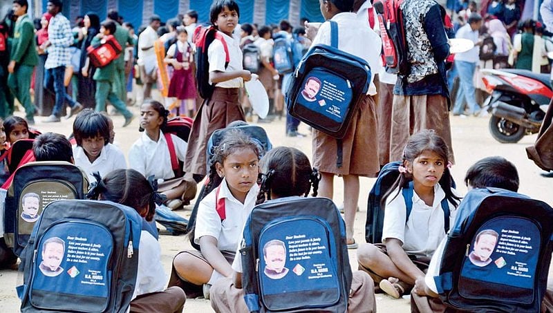ಬೆಂಗಳೂರು: ಶಾಸಕರ ಜನ್ಮದಿನ ಕಾರ್ಯಕ್ರಮ, ಶಾಲಾ ಮಕ್ಕಳಿಗೆ ಬಿಸಿಲಲ್ಲಿ ಕಾಯುವ ಶಿಕ್ಷೆ!