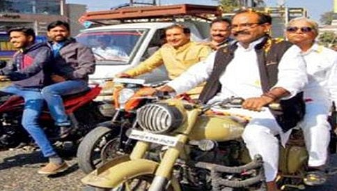 ಹೆಲ್ಮೆಟ್ ಧರಿಸಿದೆ ಬೈಕ್ ರೈಡ್: ಕ್ಷಮಾಪಣೆ ಕೇಳಿ, ದಂಡ ಕಟ್ಟಿದ ಬಿಜೆಪಿ ಸಂಸದ
