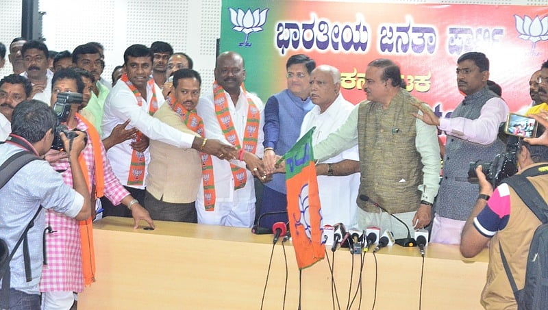 ಬಿಎಸ್ ವೈ, ಕೇಂದ್ರ ಸಚಿವರ ಸಮ್ಮುಖದಲ್ಲಿ ಬಿಜೆಪಿ ಸೇರಿದ ಇಬ್ಬರು ಜೆಡಿಎಸ್ ಶಾಸಕರು