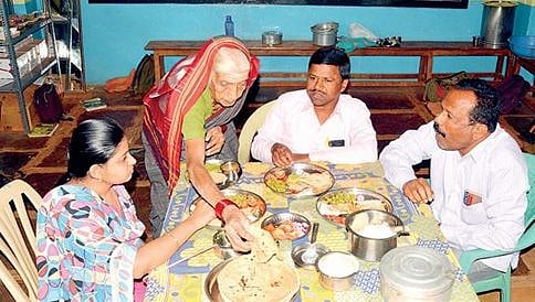 ಶಿಕ್ಷಕರಿಗೆ ಊಟ ಉಪಚಾರ ನೀಡಿ ಖುಷಿ ಕಾಣುತ್ತಿರುವ ಅಜ್ಜಿ ಸವಮ್ಮ