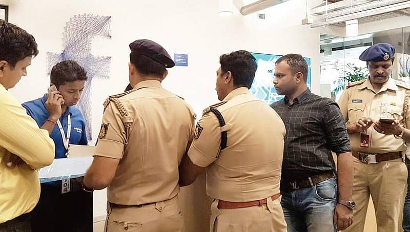 ಅನೈತಿಕ ಸಂಬಂಧ: ರೆಡ್ ಹ್ಯಾಂಡ್ ಆಗಿ ಸಿಕ್ಕಿಬಿದ್ದ ಮಹಿಳಾ ಪೊಲೀಸ್ ಅಧಿಕಾರಿ