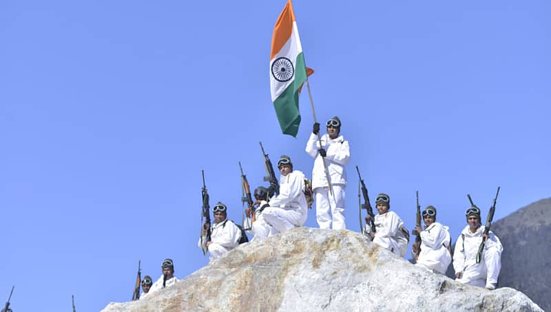 ಮೈನಸ್ 30 ಡಿಗ್ರಿ ತಾಪಮಾನದಲ್ಲೂ 18 ಸಾವಿರ ಅಡಿ ಎತ್ತರದಲ್ಲಿ ತ್ರಿವರ್ಣ ಧ್ವಜ ಹಾರಿಸಿದ ಭಾರತೀಯ ಯೋಧರು!