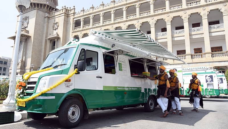 ಬೆಂಗಳೂರಿನಲ್ಲಿ 20 ಇಂದಿರಾ ಮೊಬೈಲ್ ಕ್ಯಾಂಟೀನ್ ಗೆ ಸಿಎಂ ಸಿದ್ದರಾಮಯ್ಯ ಚಾಲನೆ