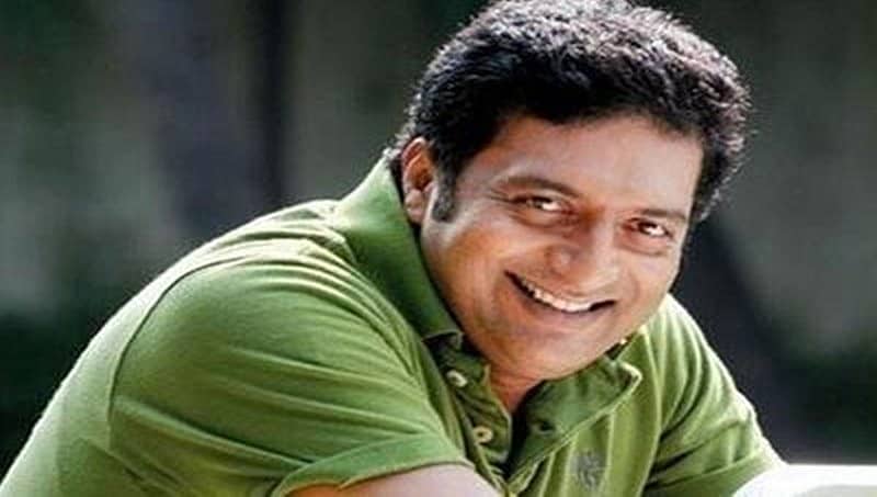 ಚಿತ್ರದುರ್ಗ: ಫ್ಲೋರೈಡ್ ಸಮಸ್ಯೆಯುಕ್ತ ಗ್ರಾಮಕ್ಕೆ ನಟ ಪ್ರಕಾಶ್ ರೈ ಭೇಟಿ