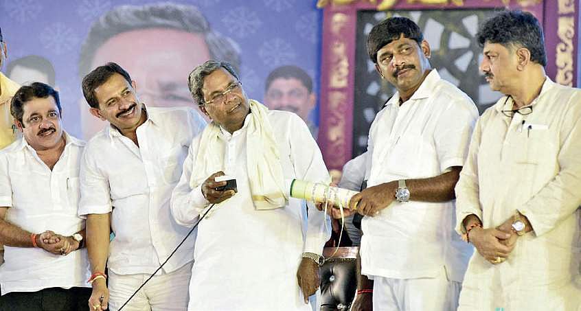 ಸ್ವಕ್ಷೇತ್ರದಲ್ಲೇ ಅಸಮಾಧಾನ ಎದುರಿಸುತ್ತಿರುವ 'ಕೈ' ಶಾಸಕರಿಗೆ ಟಿಕೆಟ್ ಇಲ್ಲ!