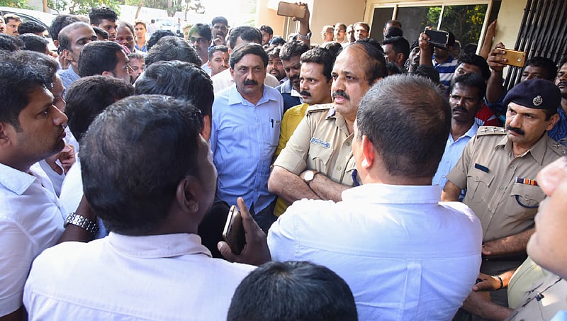 ಜಿಲ್ಲಾಧಿಕಾರಿ ಸಂಧಾನ ಸಫಲ: ಪ್ರತಿಭಟನೆ ಕೈ ಬಿಟ್ಟು ದೀಪಕ್ ಅಂತ್ಯ ಸಂಸ್ಕಾರಕ್ಕೆ ಕುಟುಂಬಸ್ಥರ ಒಪ್ಪಿಗೆ