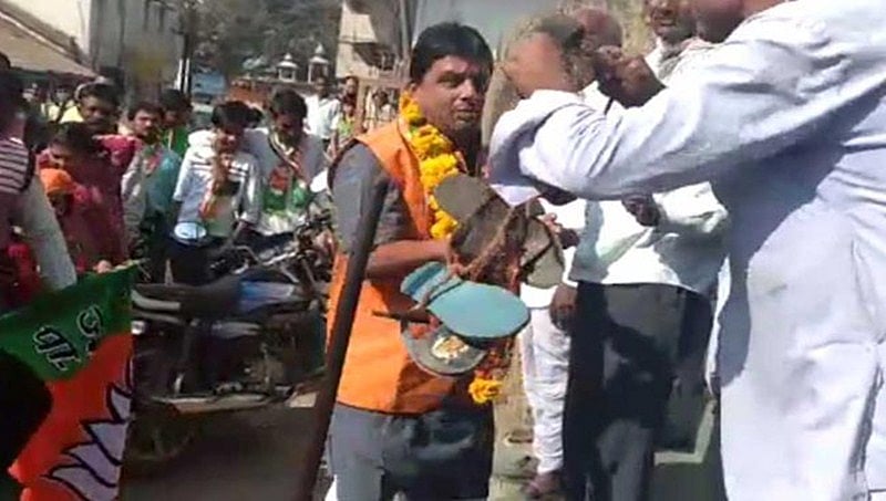 ಮಧ್ಯಪ್ರದೇಶ: ಬಿಜೆಪಿ ಅಭ್ಯರ್ಥಿಗೆ ಚಪ್ಪಲಿ ಹಾಕಿದ ವಯೋವೃದ್ಧ! ವಿಡಿಯೋ ವೈರಲ್