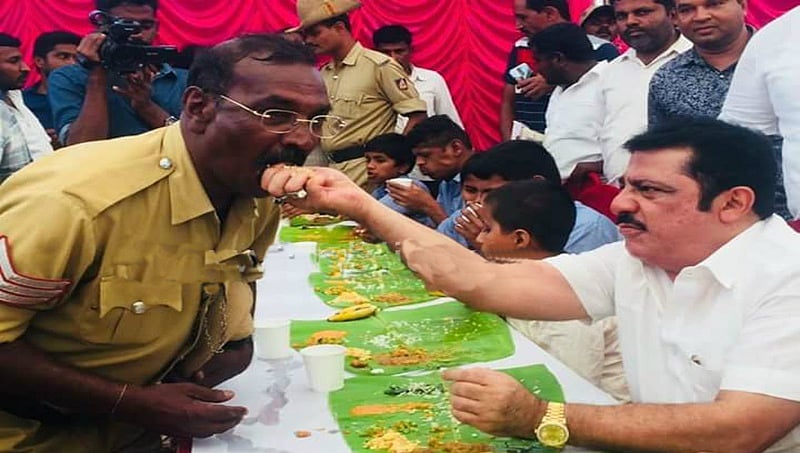 ತಮ್ಮ ಎಂಜಲೆಲೆಯಲ್ಲಿದ್ದ ಊಟವನ್ನು ಪೊಲೀಸರಿಗೆ ಬಲವಂತವಾಗಿ ತಿನ್ನಿಸಿದ ಸಚಿವ ಜಮೀರ್, ವಿವಾದ, ಫೋಟೋ ವೈರಲ್!