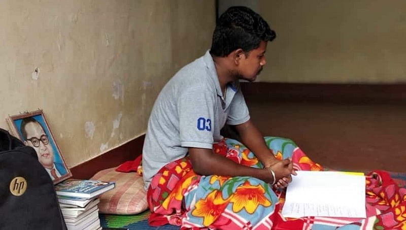 ಮೈಸೂರು ವಿವಿ: ಆಡಳಿತಾತ್ಮಕ ಲೋಪದೋಷ ಪ್ರಶ್ನಿಸಿದ್ದ ದಲಿತ ಪಿಎಚ್ ಡಿ ವಿದ್ಯಾರ್ಥಿ ಈಗ ಕೇರಾಫ್ ಫುಟ್ ಪಾತ್