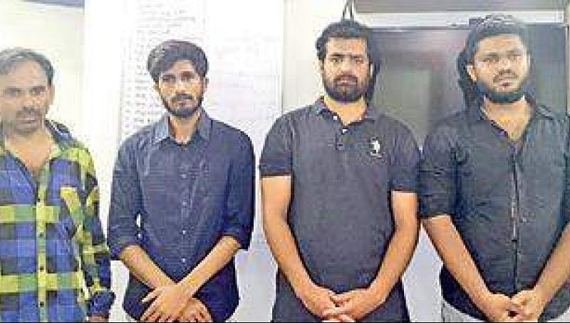 ಗಲಾಟೆ ಪ್ರಶ್ನಿಸಿದ್ದ ಪೇದೆ ಮೇಲೆ ಹಲ್ಲೆ: ಪರಾರಿಯಾಗುತ್ತಿದ್ದ ಆರೋಪಿಗಳನ್ನು ಬೆನ್ನಟ್ಟಿ ಹಿಡಿದ ಪೊಲೀಸರು!