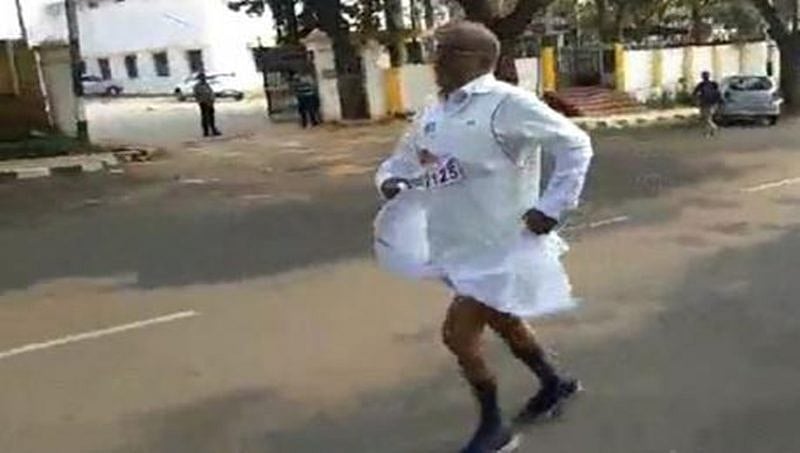 ಮೈಸೂರು: ದಸರಾ ಮ್ಯಾರಥಾನ್ ವೇಳೆ ಮುಗ್ಗರಿಸಿ ನೆಲಕ್ಕೆ ಬಿದ್ದ ಸಚಿವ ಜಿ.ಟಿ ದೇವೇಗೌಡ